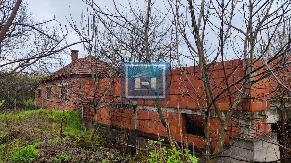 Dve kuce sa velikim placem u Lapovu