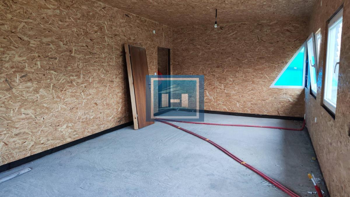 Kuća na parceli od 10 hektara zemlje u okolini Batočine