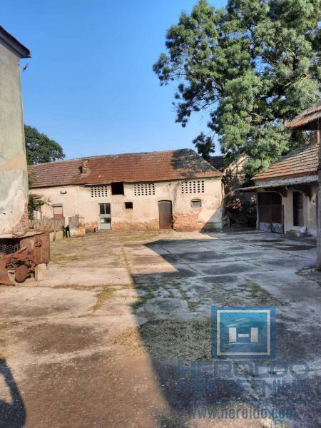 Seosko domaćinstvo sa ekonomskim dvorištem