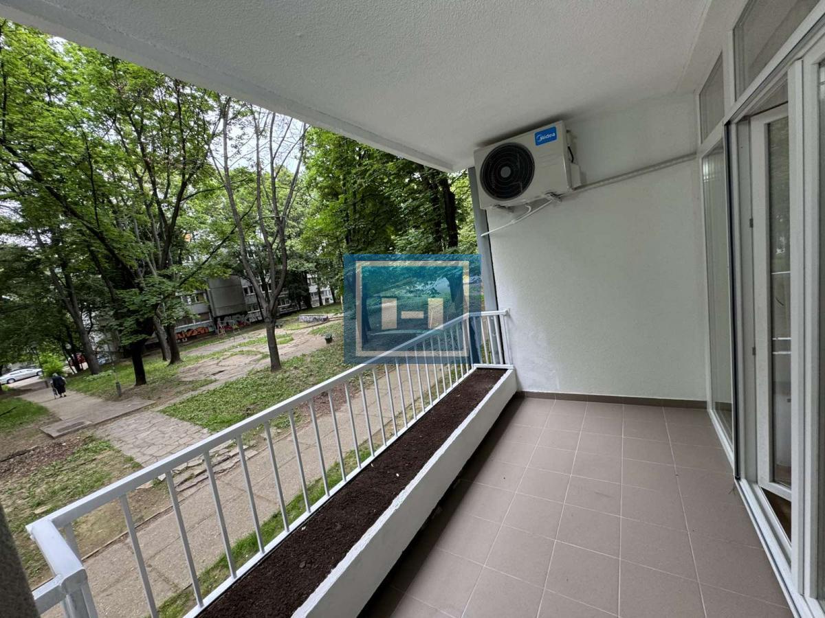 Prelep stan na Voždovcu – terasa + parking + prvi sprat!