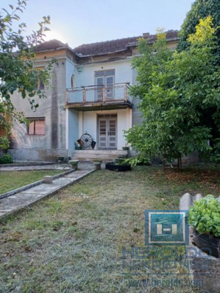 Seosko domaćinstvo sa ekonomskim dvorištem