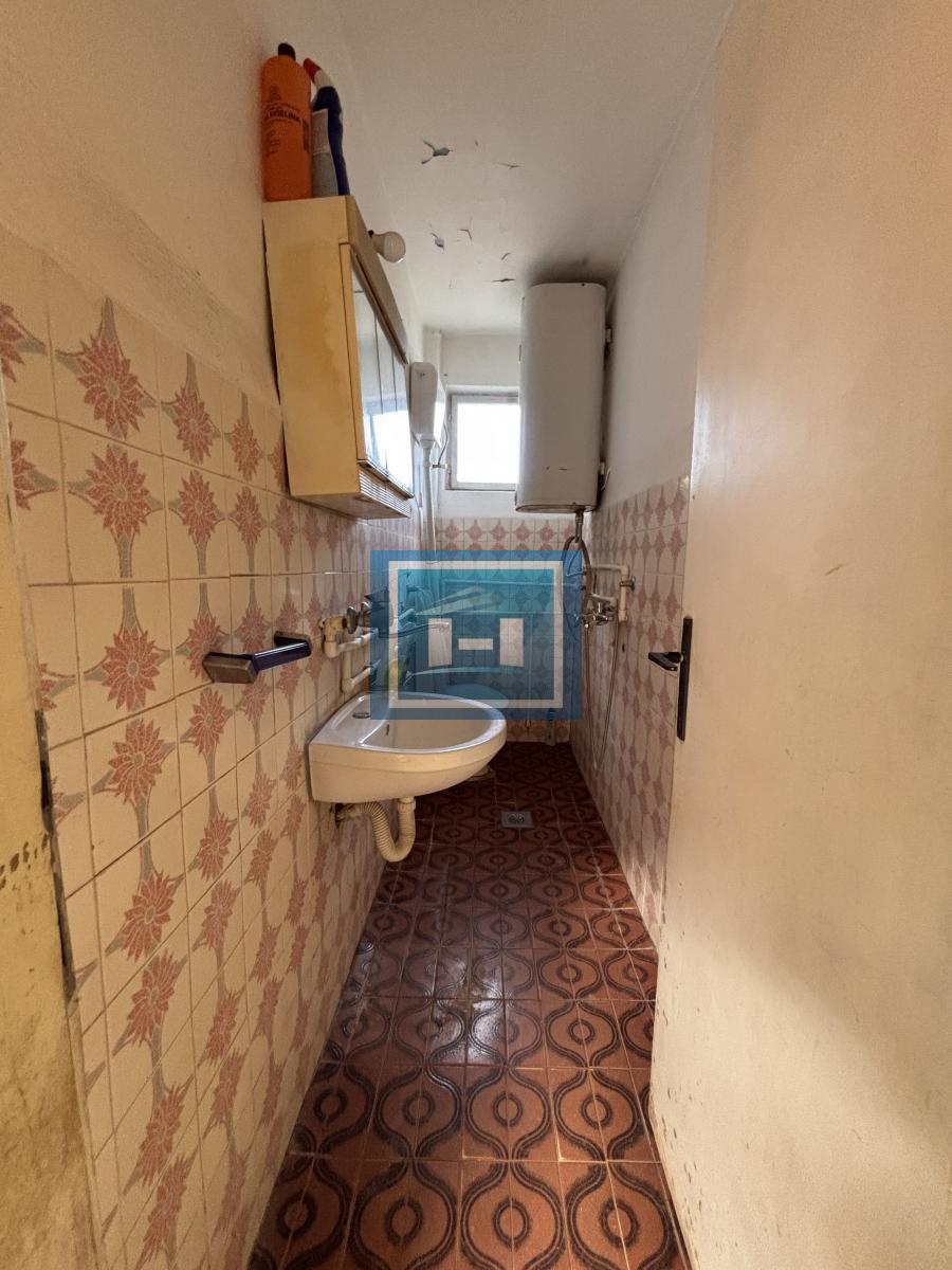 Dve useljive kuće u samom centru sela!!!