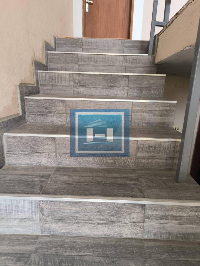 Na prodaju kuća – blizina bolnice, 350m² sa garažom za kamione od 80m²