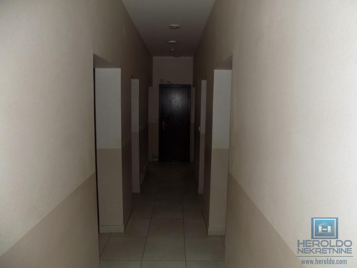 NA PRODAJU – BALON ZA FUDBAL SA KOMPLETNIM INVENTAROM