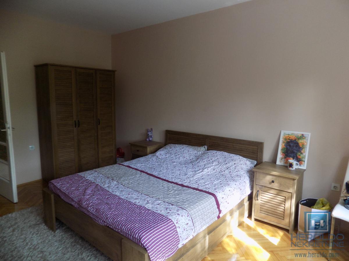 Stan za izdavanje u samom centru-odlična lokacija i spratnost!