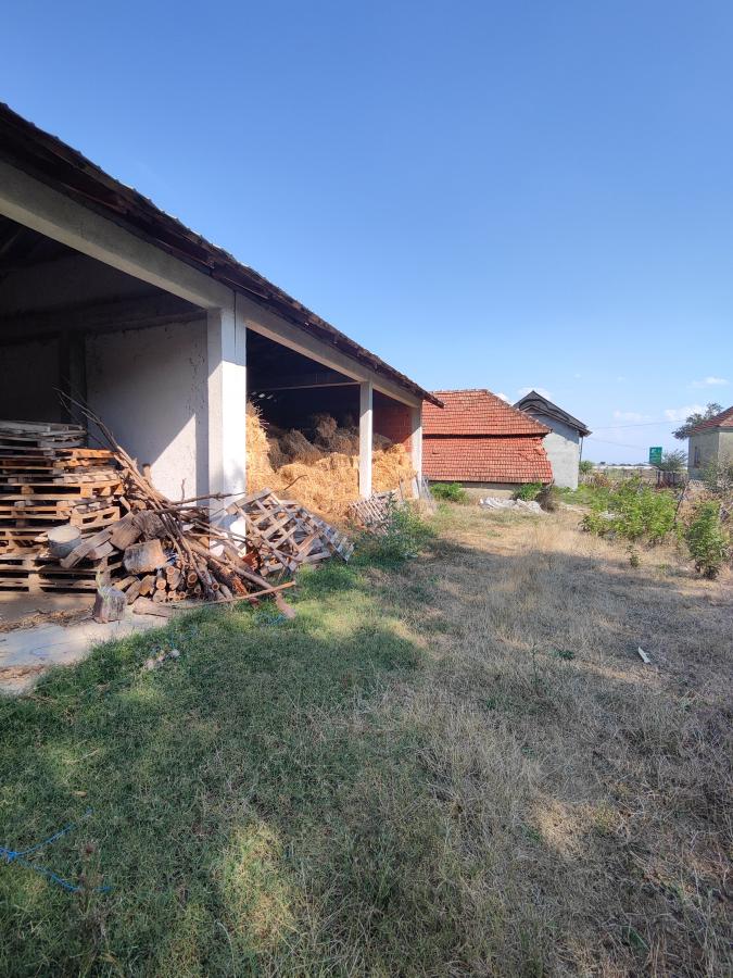 Seosko domaćinstvo u Kočinom selu na dobroj lokaciji