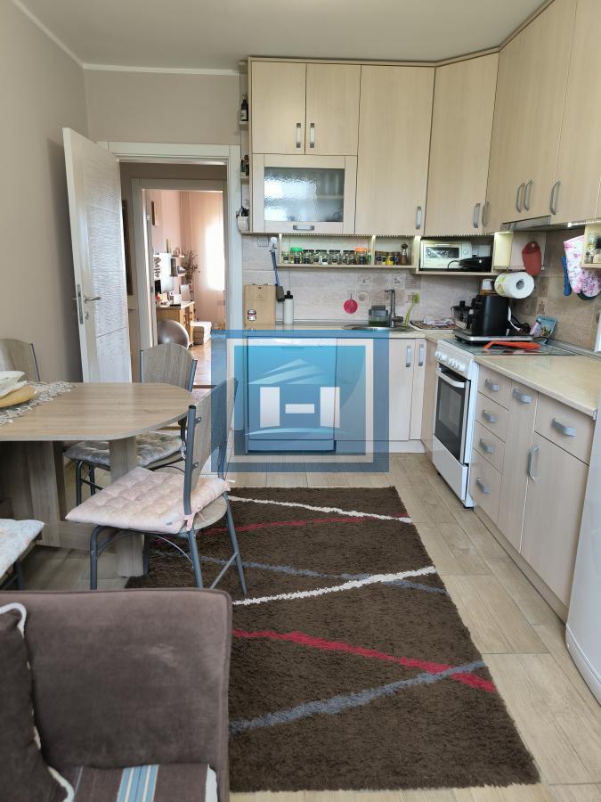 Na prodaju prostran stan u samom centru Ćuprije