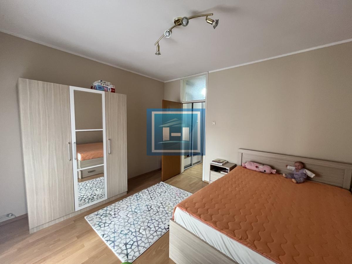 NASLOV: STAN KOJI OSVAJA NA PRVI POGLED — CENTAR, STIL I TRI SPAVAĆE SOBE!