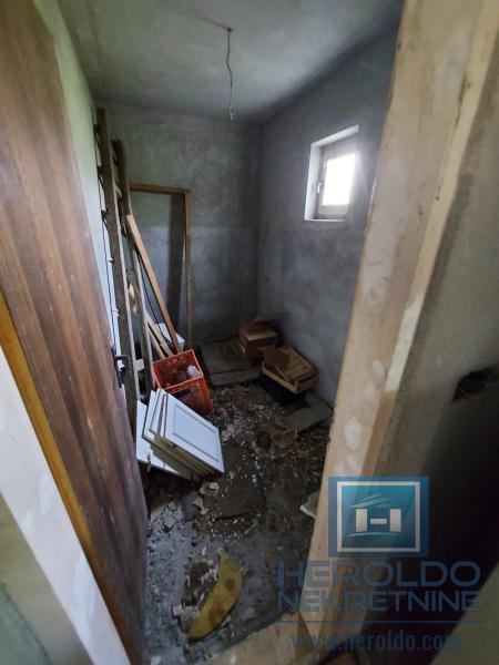 Kuća sa placem od 18a u naselju Panjevački rit