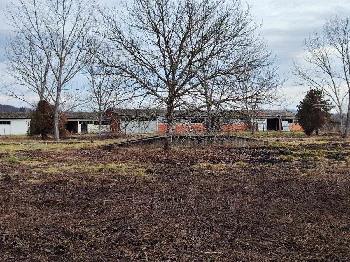 Gradjevinsko zemljište veće površine sa poslovnim objektima na glavnom putu u Glogovcu