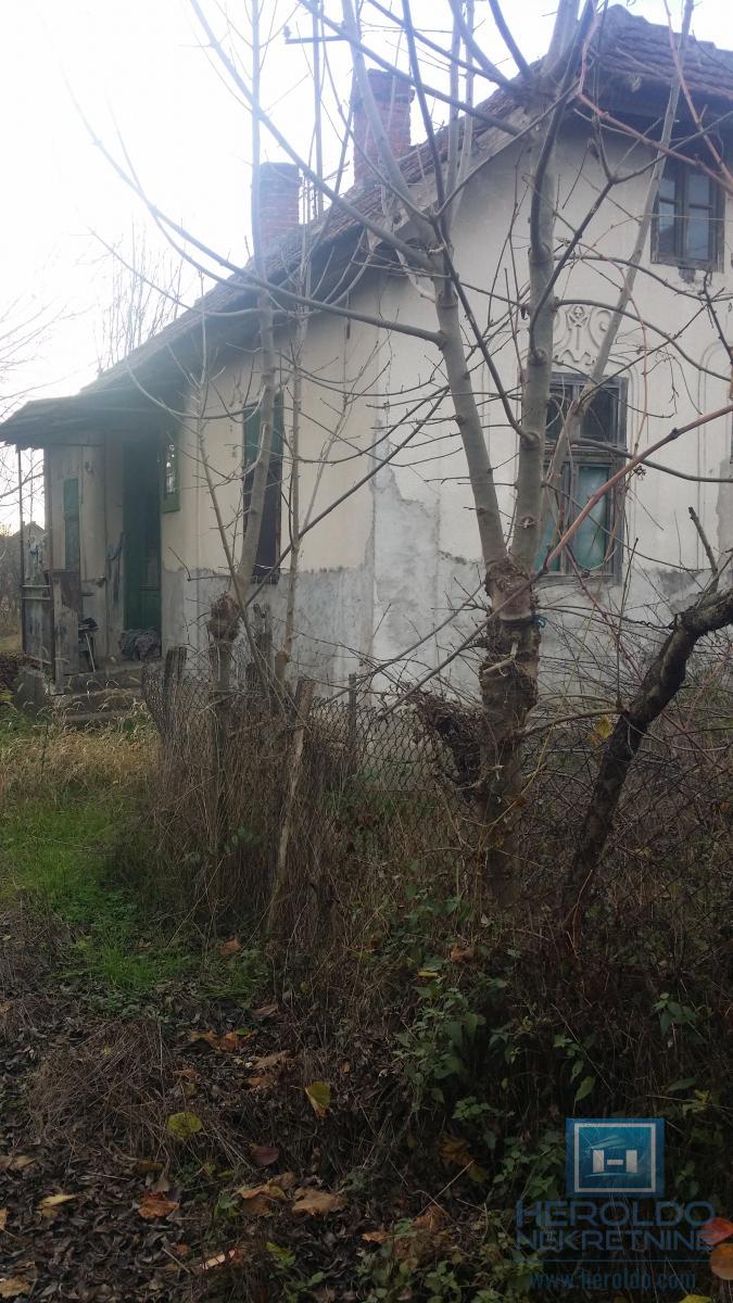 Starija kuća u centru sela Vojska
