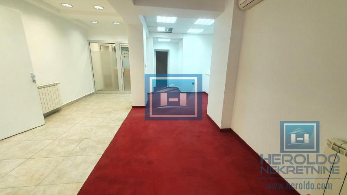 Izdavanje poslovnog prostora u strogom centru Jagodine – odlična lokacija, 171 m²