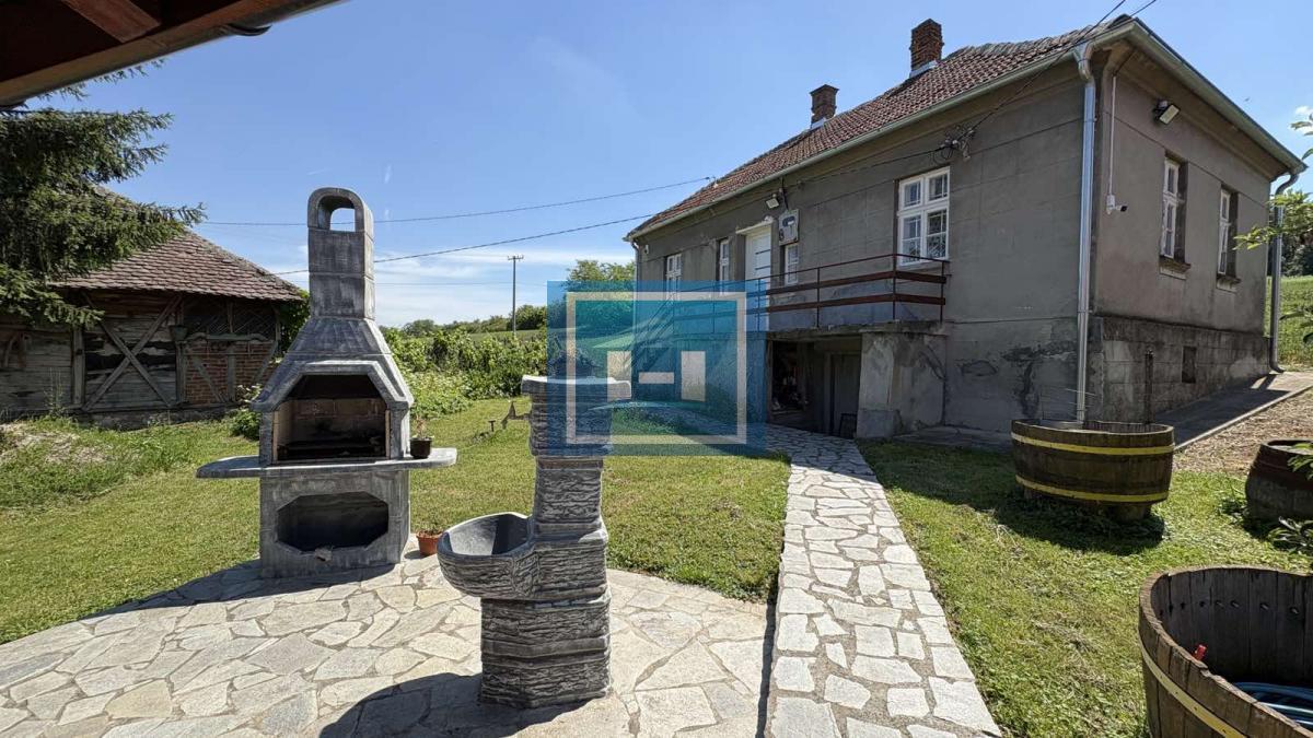 Na prodaju seosko domaćinstvo – dve renovirane kuće na placu od 169.83 ari