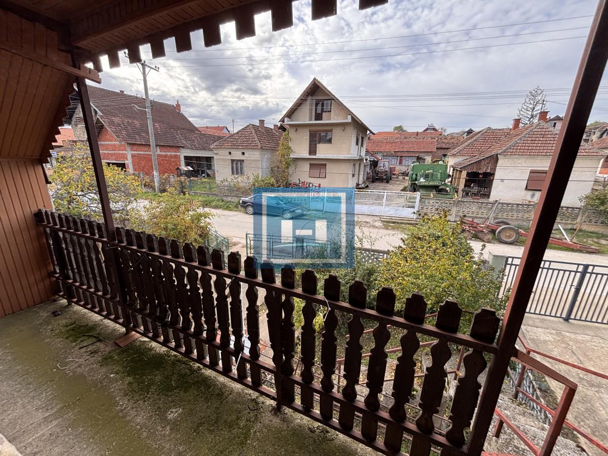 Dve useljive kuće u samom centru sela!!!