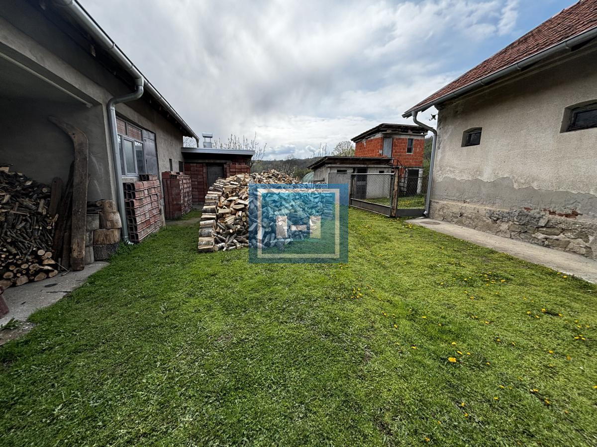 Kompletno seosko domaćinstvo na 7 km od Jagodine