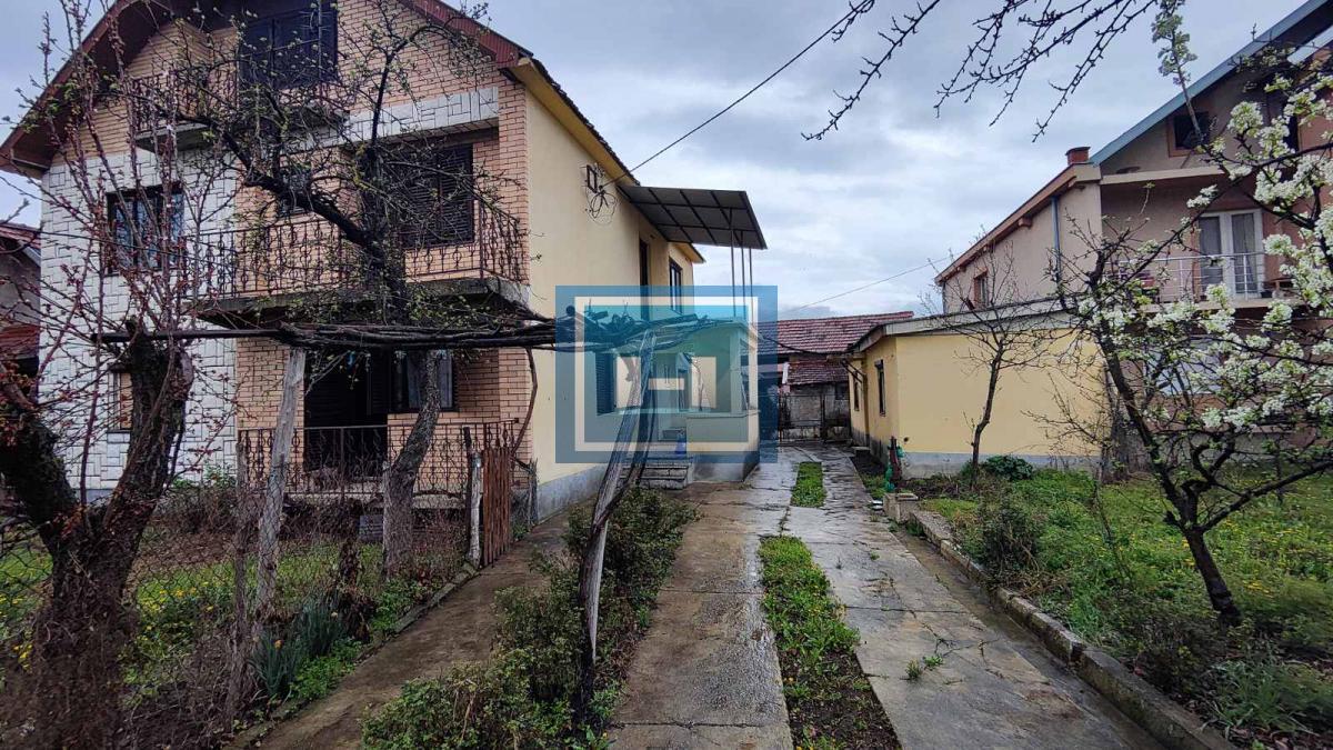 Kuća u centralnom delu Batočine pogodna za višečlane porodice