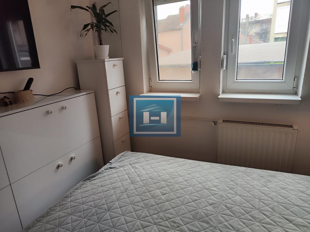 NAMEŠEN JEDNOSOBAN STAN NIŽE SPRATNOSTI U CENTRU JAGODINE