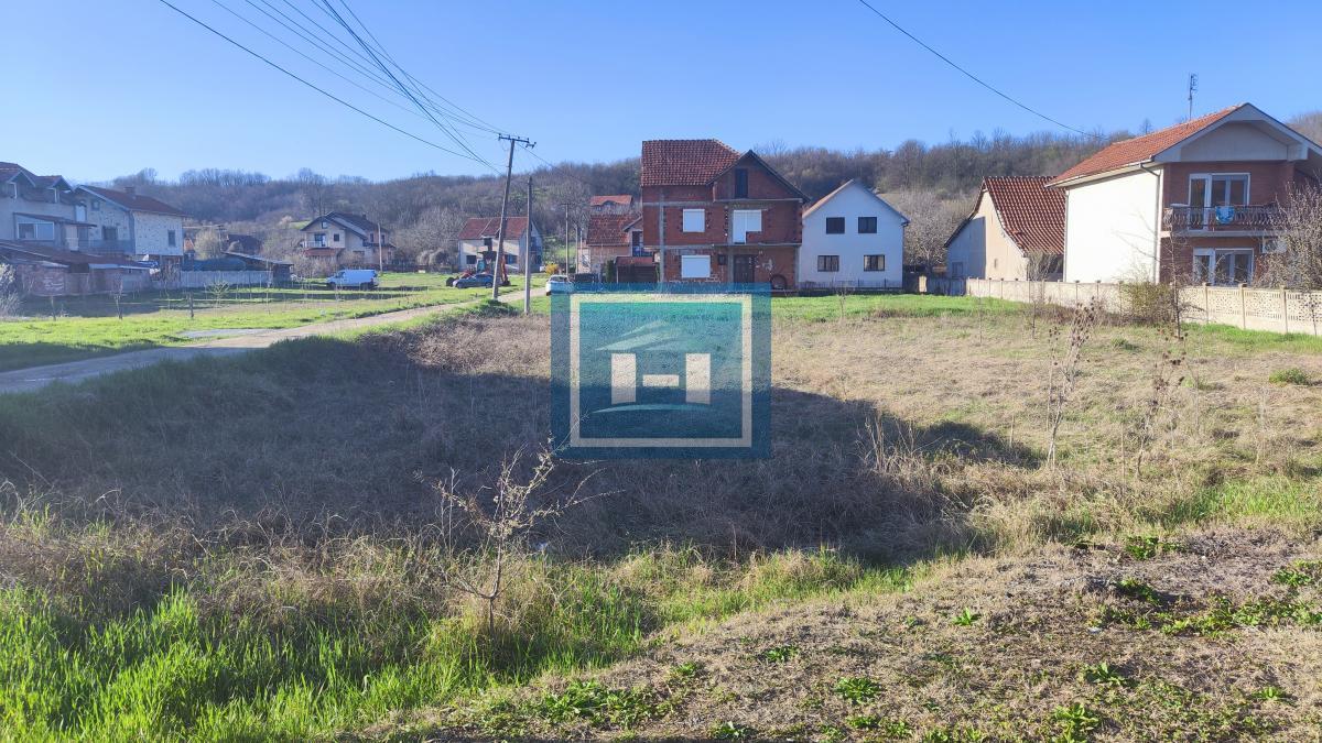 Parcela pogodna za izgradnju kuće sa dostupnim priključcima na gradske mreže