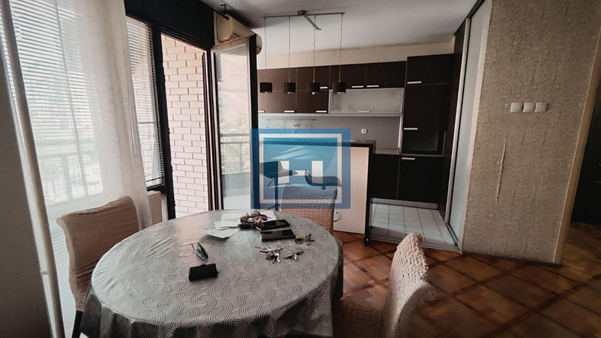 Kompletno namešten stan u užem centru grada