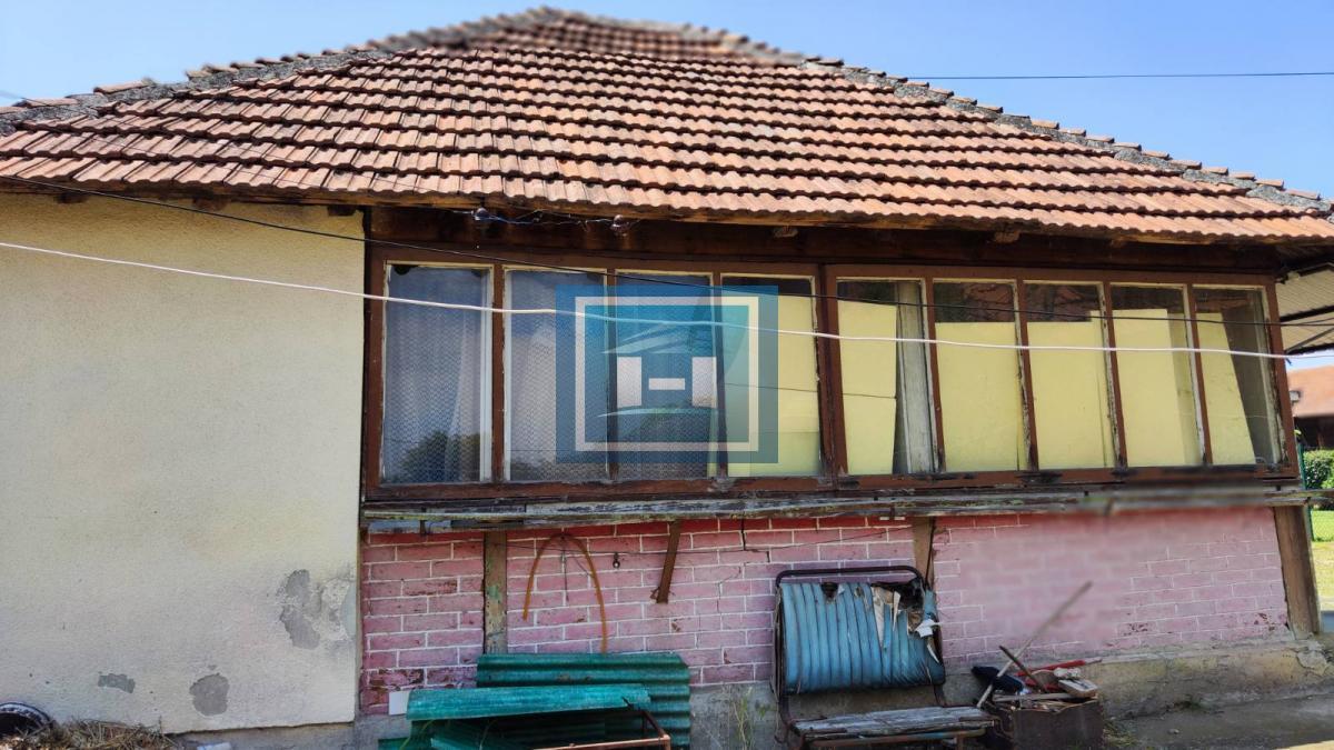 Domaćinstvo u okolini Jagodine sa 4 objekta na prostarom placu od 47 ari