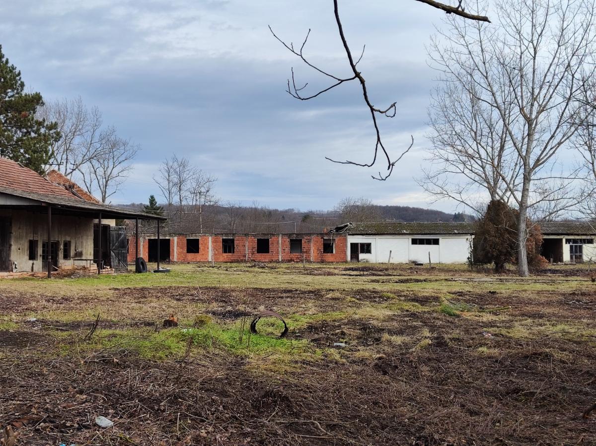 Gradjevinsko zemljište veće površine sa poslovnim objektima na glavnom putu u Glogovcu