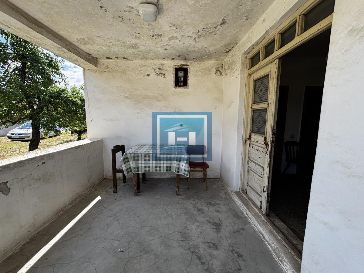 Kuća i plac na periferiji grada-Majur