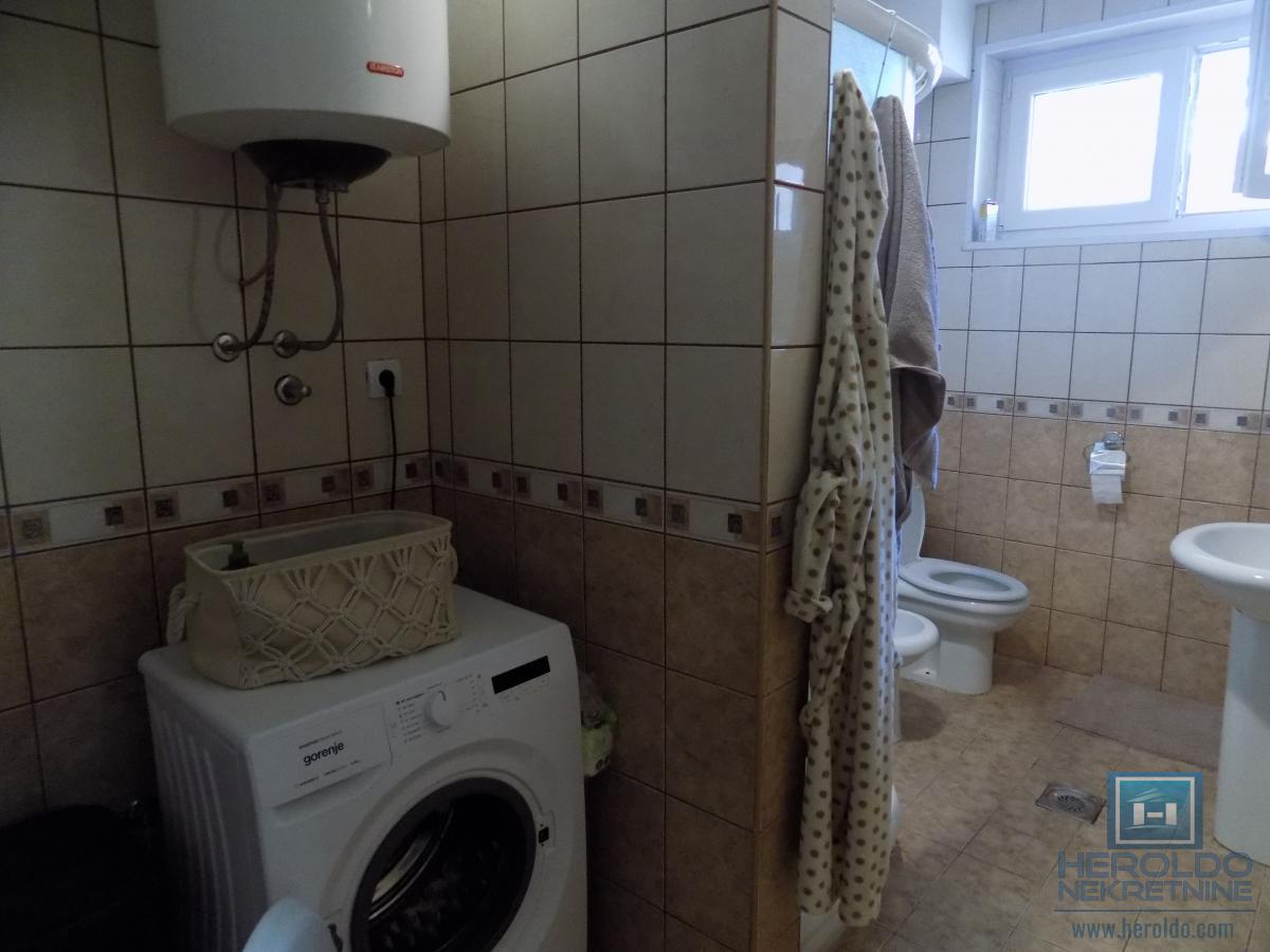 Stan za izdavanje u samom centru-odlična lokacija i spratnost!