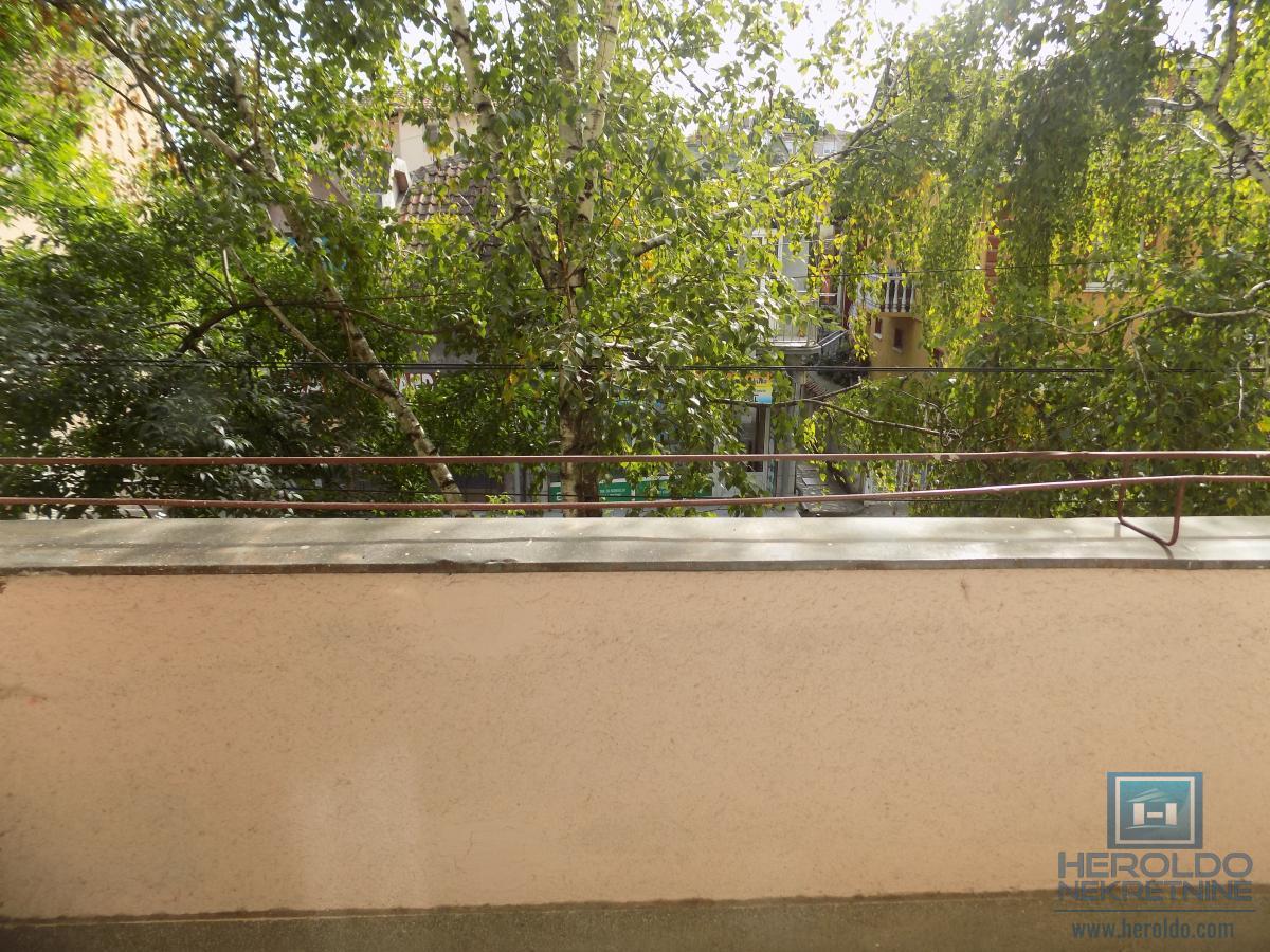 Stan za izdavanje u samom centru-odlična lokacija i spratnost!