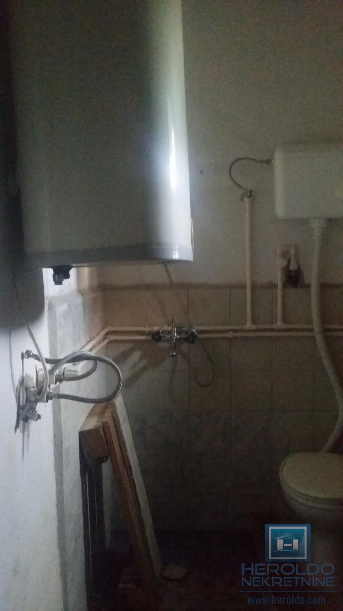 Starija kuća u centru sela Vojska