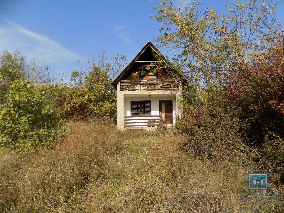 Vikend kuća na prodaju sa većim placem