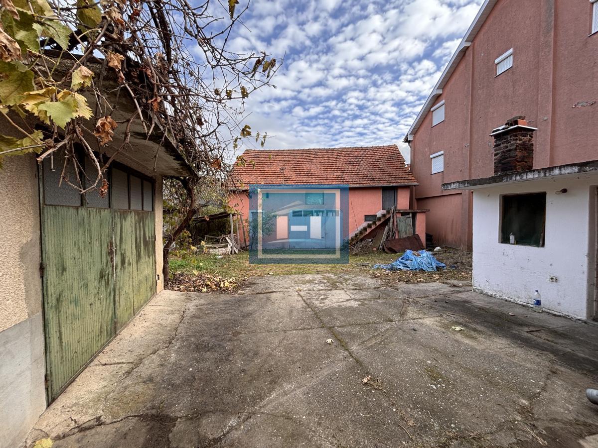 Dve useljive kuće u samom centru sela!!!