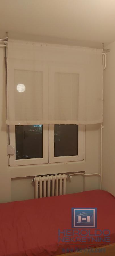 Trosoban, lepo opremljen stan u centru grada