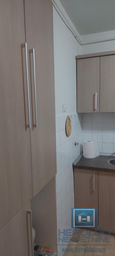 Trosoban, lepo opremljen stan u centru grada