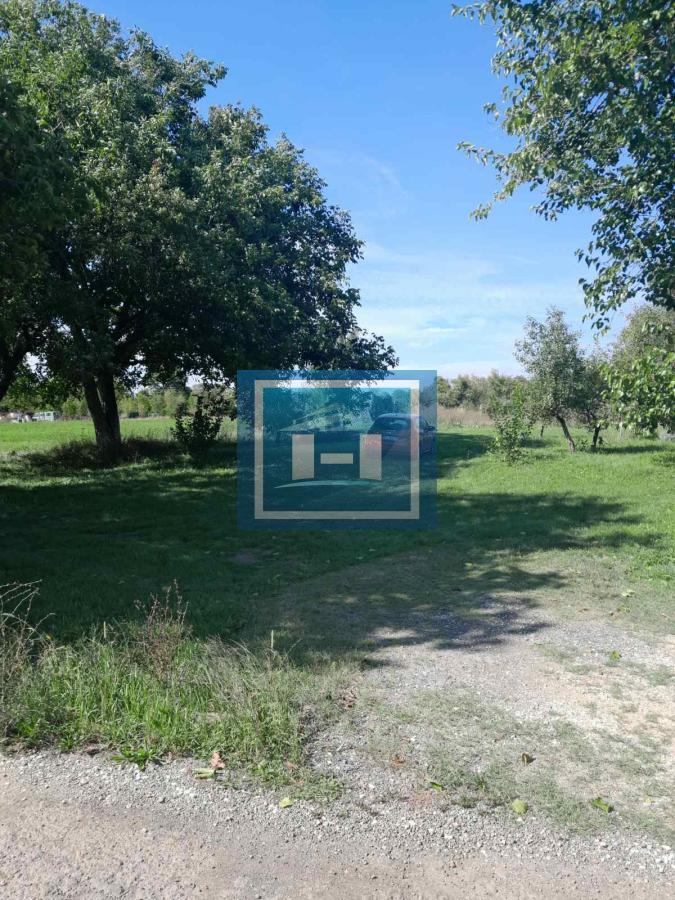 Na prodaju plac od 33 ara sa započetom kućom u Batočini!