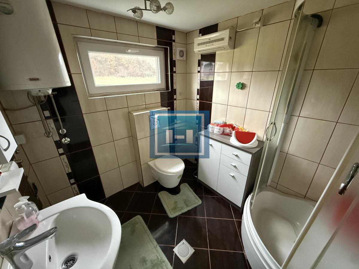 Dve kuće u Glavincima sa velikim imanjem -samo 8 km od grada