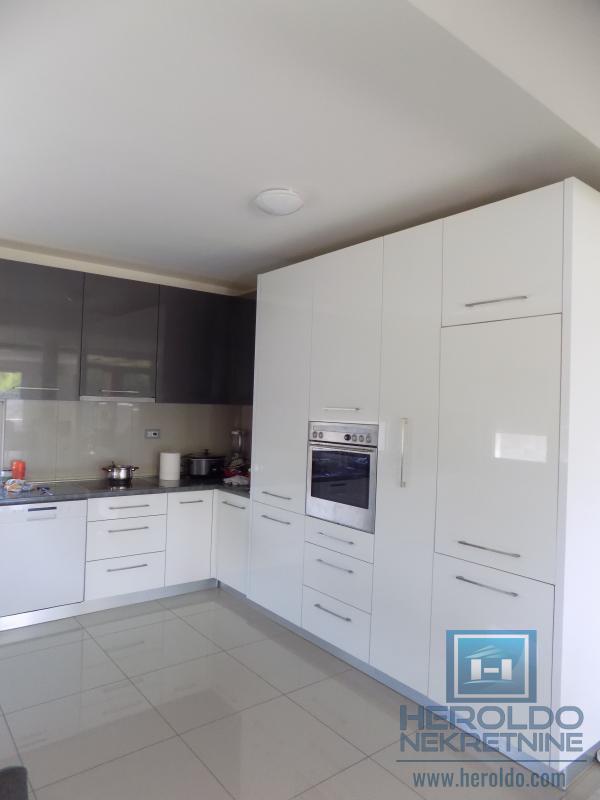 MODERNA KUĆA U MIRNOM DELU GRADA