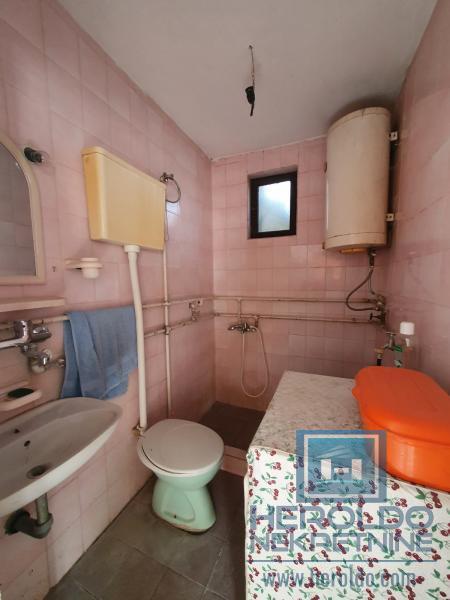 Kuća u Voljavču, kod škole