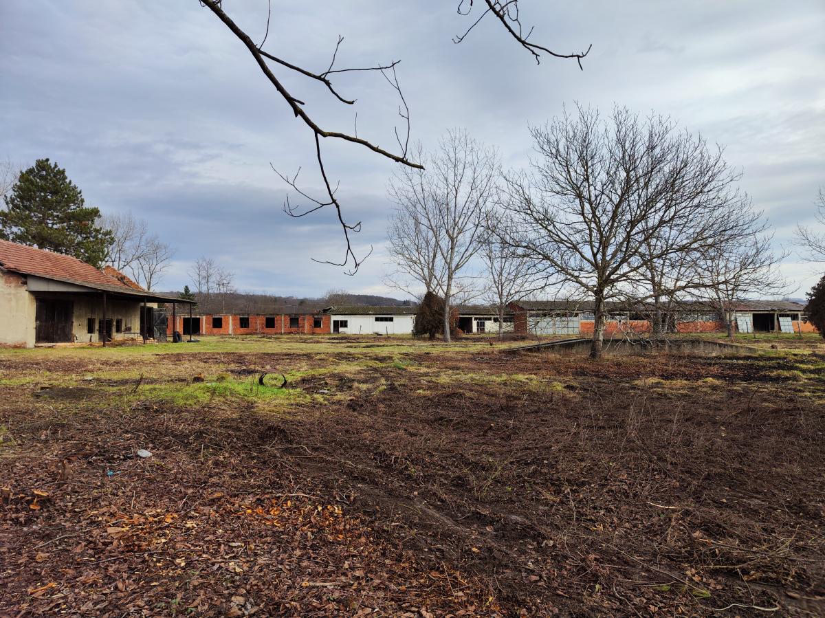 Gradjevinsko zemljište veće površine sa poslovnim objektima na glavnom putu u Glogovcu