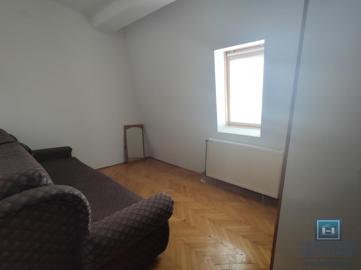 Prelep, komforan trosoban stan