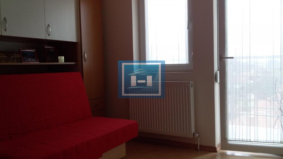 Odlična prilika! Stan u novijoj zgradi sa liftom, terasom i parkingom