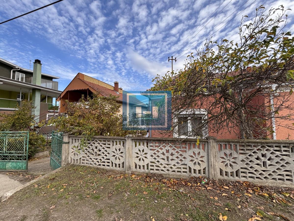 Dve useljive kuće u samom centru sela!!!