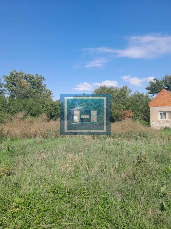 Na prodaju plac od 33 ara sa započetom kućom u Batočini!