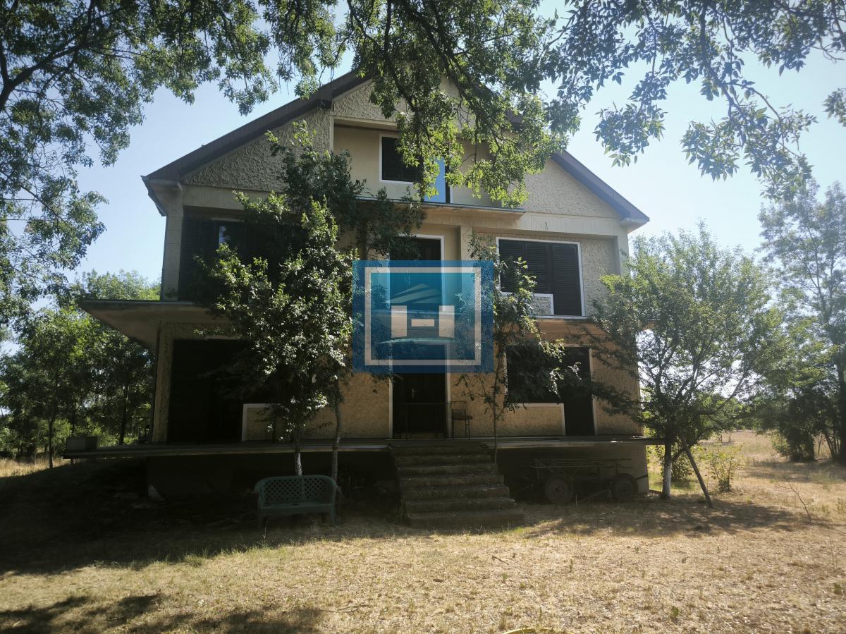 * NA PRODAJU – DVE KUĆE + POMOĆNI OBJEKAT NA VELIKOM PLACU – SELU VLAŠKA, KOD ĆUPRIJE *