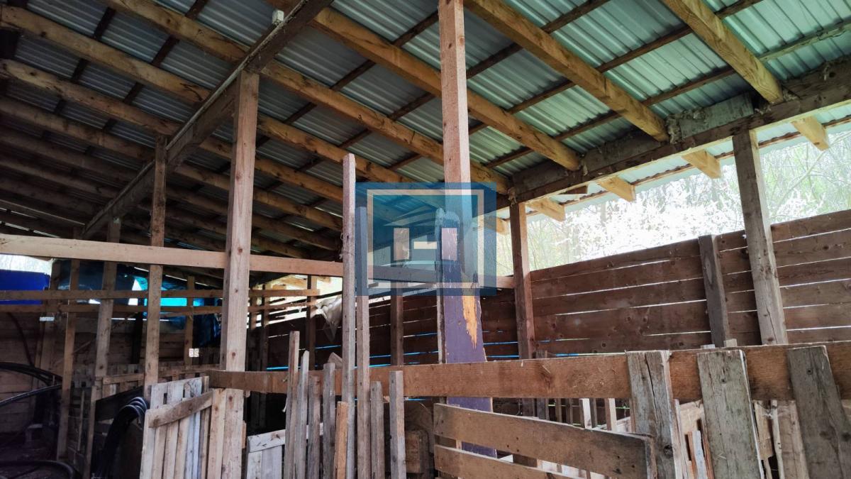 Kuća na parceli od 10 hektara zemlje u okolini Batočine