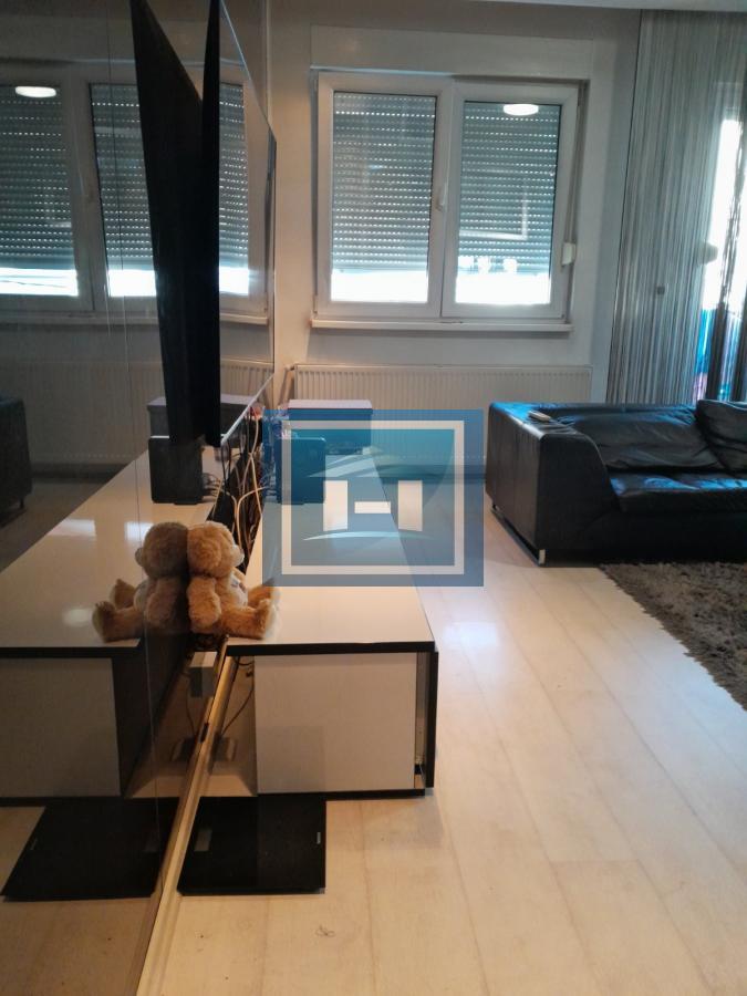 Na prodaju jednoiposoban stan – sam centar Kragujevca, pogled na crkvu!