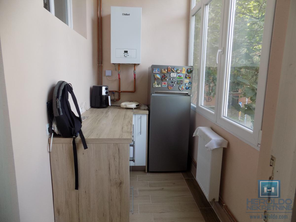 Stan za izdavanje u samom centru-odlična lokacija i spratnost!