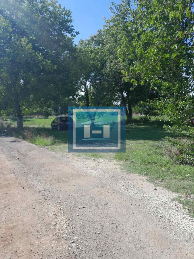 Na prodaju plac od 33 ara sa započetom kućom u Batočini!