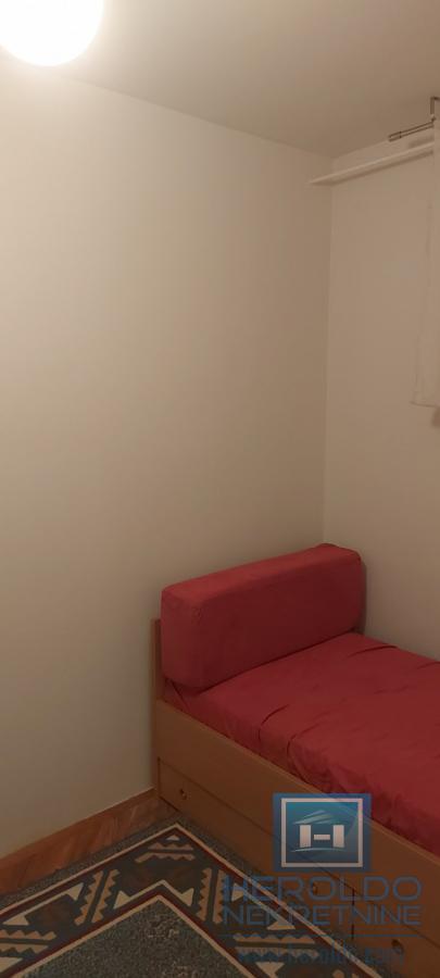 Trosoban, lepo opremljen stan u centru grada