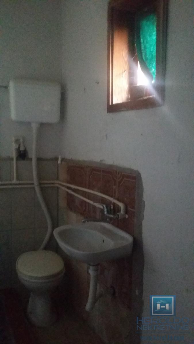Starija kuća u centru sela Vojska