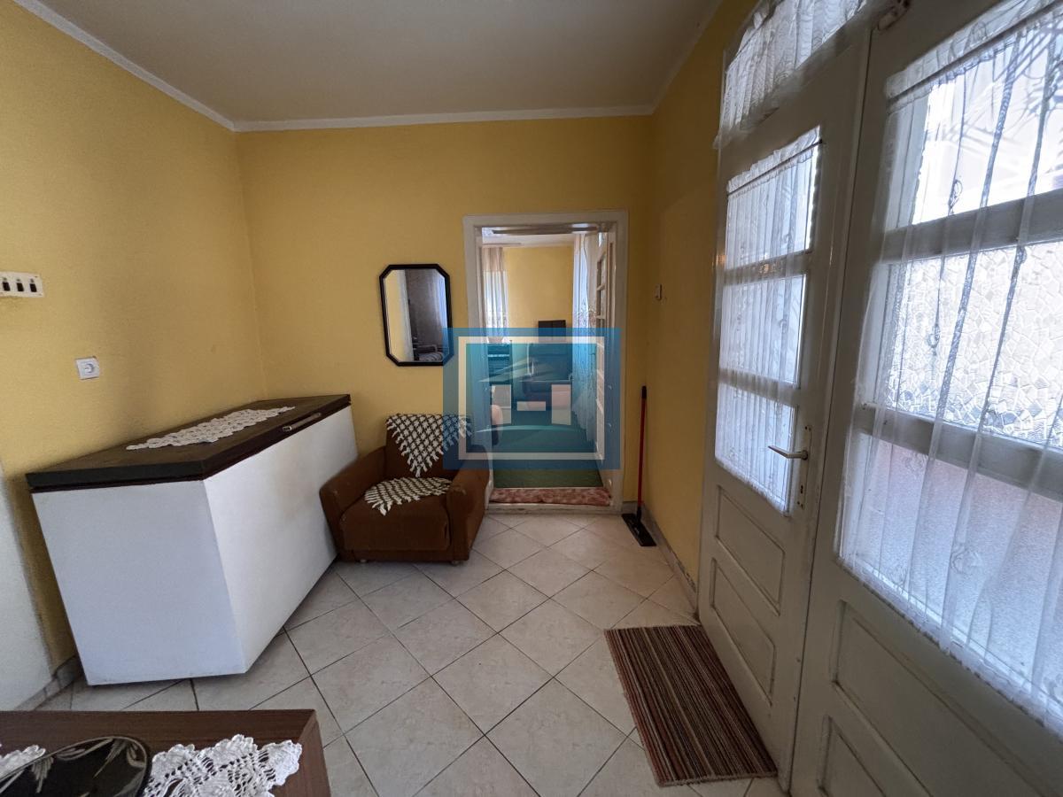 Dve useljive kuće u samom centru sela!!!